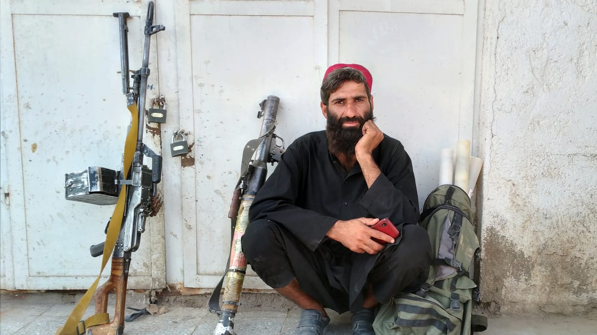 Bojovník Tálibánu uvnitř města Farah.