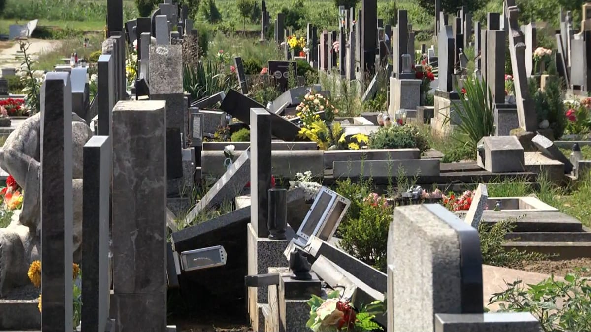 V obcích zasažených tornádem se dlouho mluví o opravě zničených hřbitovů.