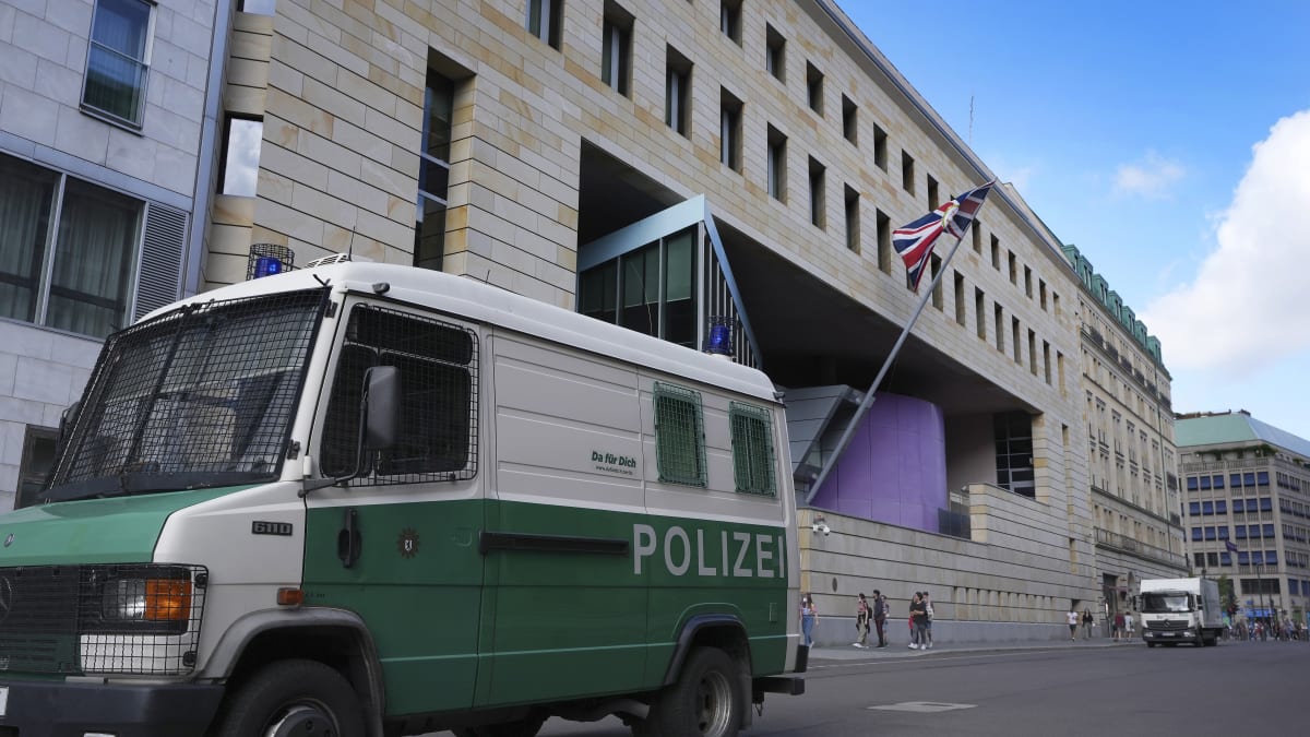 Němci s Brity vyšetřují špionáž na britské ambasádě v Berlíně.