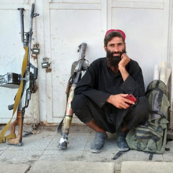 Bojovník Tálibánu uvnitř města Farah.