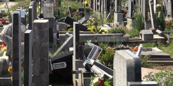 Hřbitov poničený tornádem přivádí místní k slzám. Nakonec ho nemusí opravit z vlastního