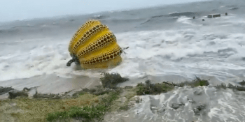 Tajfun spláchl do moře kultovní dýni. Japonci se rozbitou sochu pokusí dát do kupy