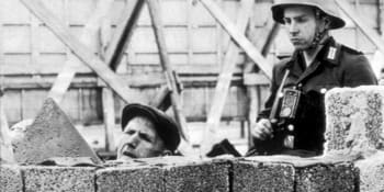 Historik: Berlínskou zeď Chruščov stavět nechtěl, jenže zde utíkaly statisíce Němců