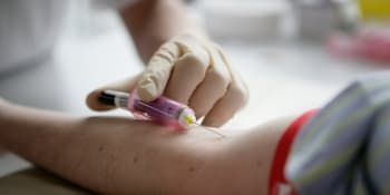 REPORTÁŽ: Krev nám pořád chybí, zní z nemocnic. Darovat můžete po očkování i covidu