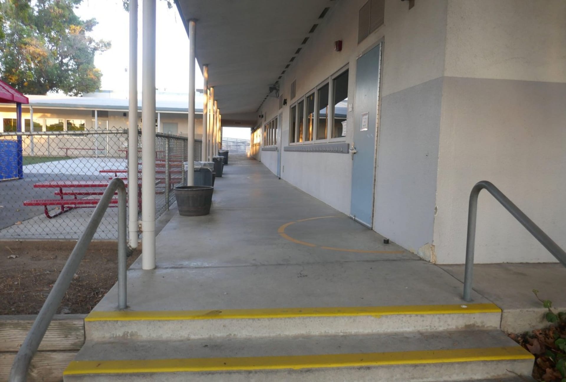 Učitele šesté třídy na základní škole v Kalifornii hospitalizovali poté, co utrpěl několik tržných ran na obličeji. (ilustrační foto)