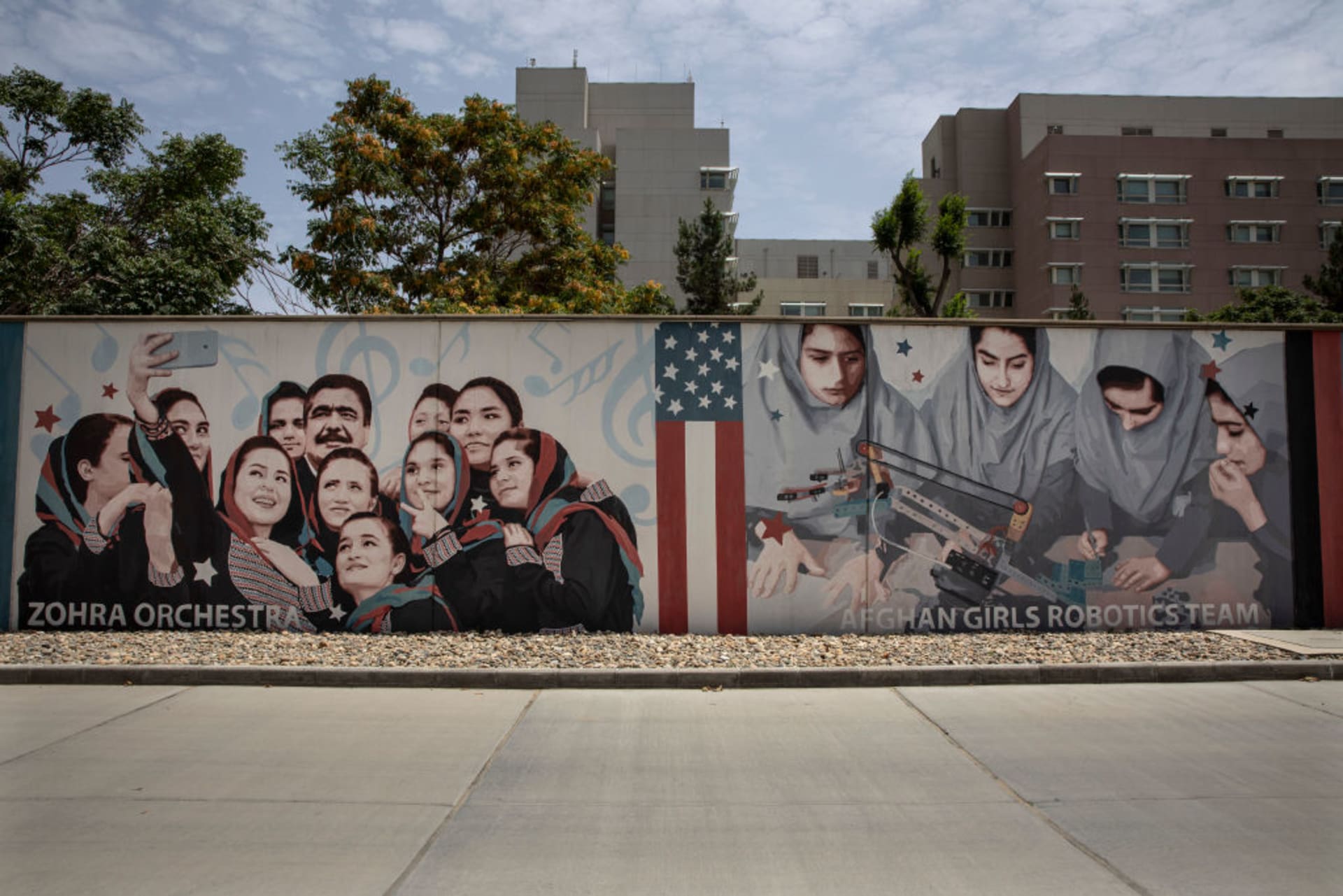Pomalovaná zeď u americké ambasády v Kábulu. Ta možná brzy zůstane zela prázdná