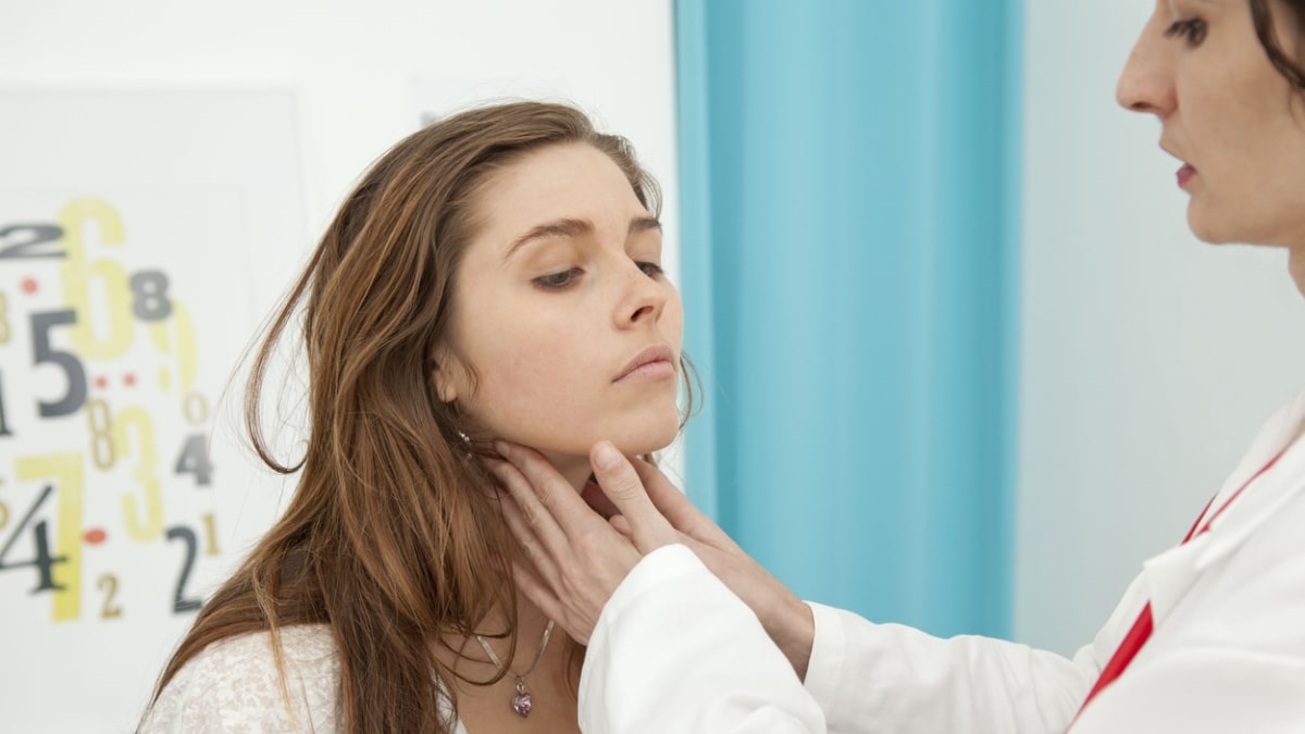 Angína se projevuje silnou bolestí v krku. Kdy je třeba zajít k lékaři?