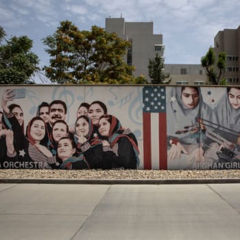 Pomalovaná zeď u americké ambasády v Kábulu. Ta možná brzy zůstane zela prázdná
