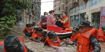 Mohutné deště bičují Čínu. Záplavy po třídenních lijácích si vyžádaly 21 obětí
