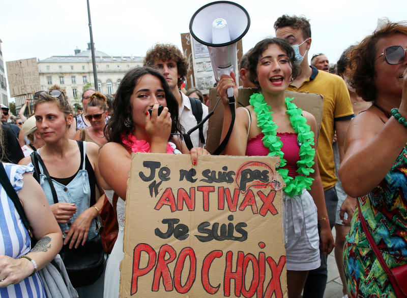 Francouzi už pátou sobotu po sobě protestovali proti covid pasům. 