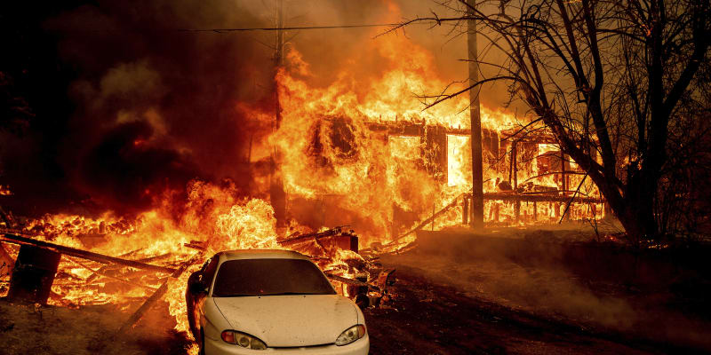S lesními požáry se v USA hasiči potýkají každoročně.
