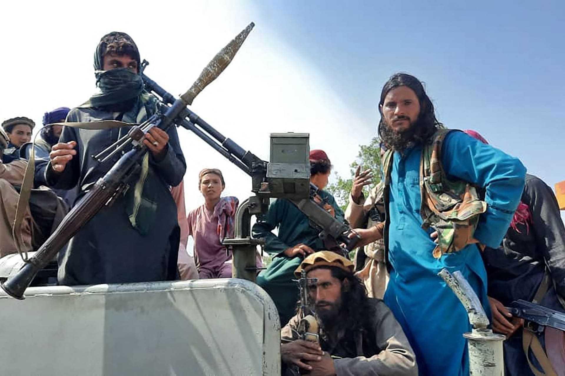 Tálibán ve svém prohlášení vyhlásil „všeobecnou amnestii" pro vládní úředníky a vyzývá je k návratu do práce.