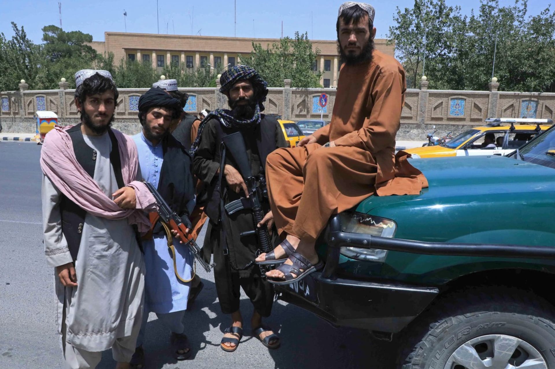 Tálibové pózující na cestě v Herátu