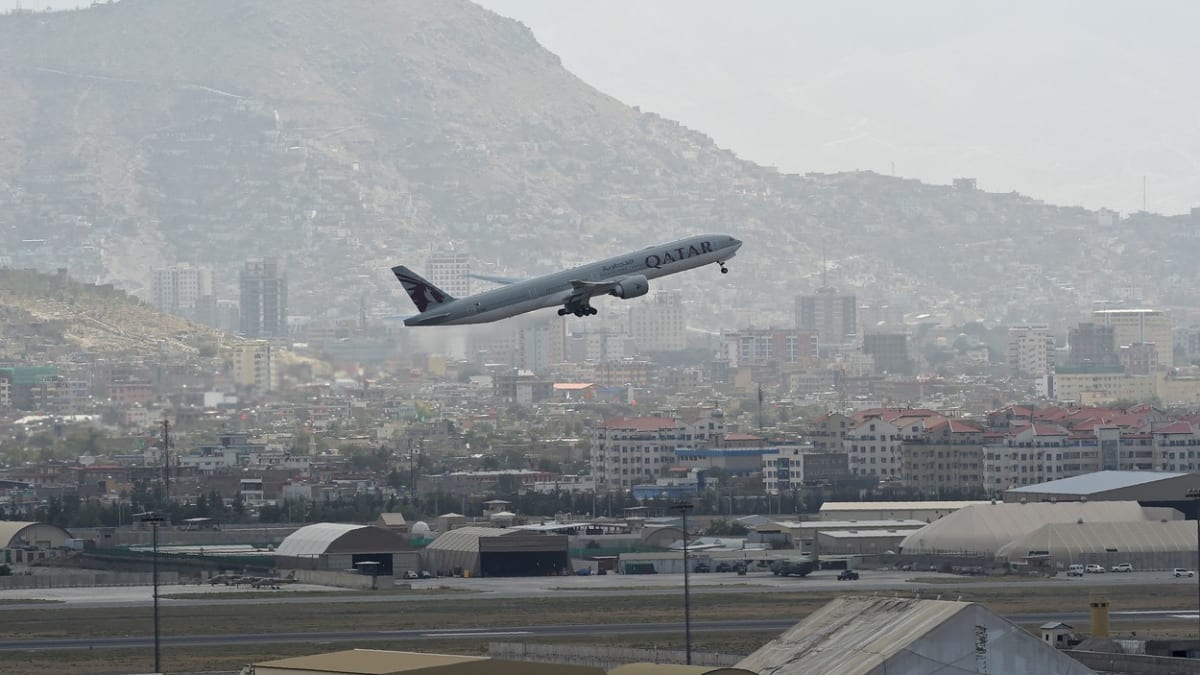 Z Kábulu teď odlétá jedno letadlo za druhým.