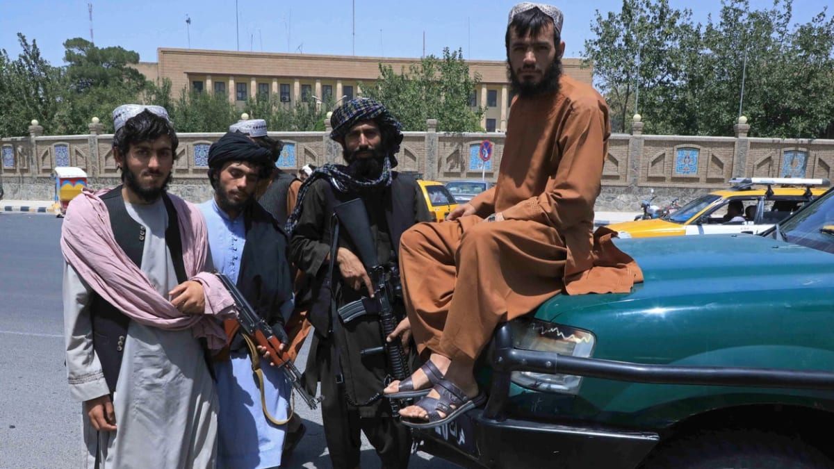 Tálibové pózující na cestě v Herátu