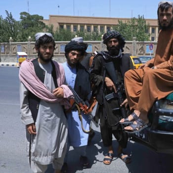 Tálibové pózují v Herátu