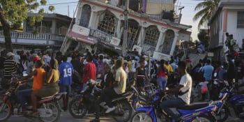 Jsme na kolenou, říká po zemětřesení na Haiti premiér. Počet obětí stoupl na 2189