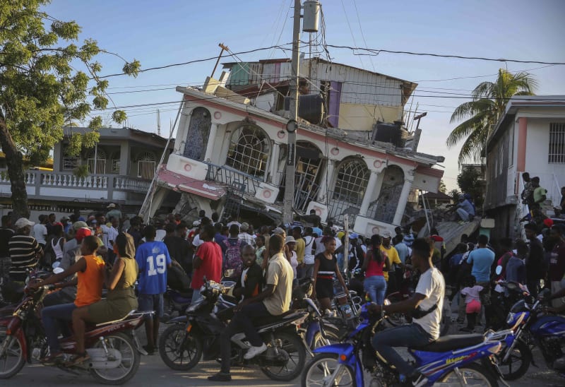 Počet potvrzených obětí sobotního zemětřesení na Haiti stoupl na 2 189. 