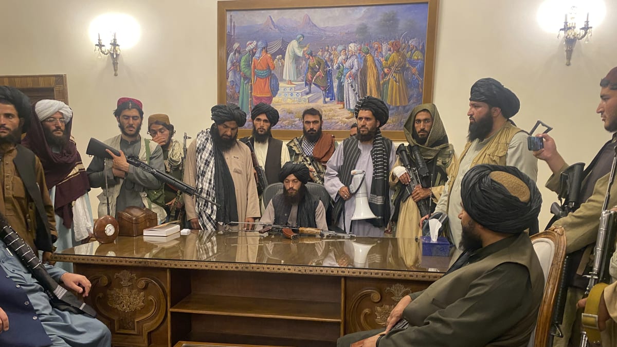 Bojovníci Tálibánu triumfálně završili své tažení poté, co obsadili afghánský prezidentský palác.