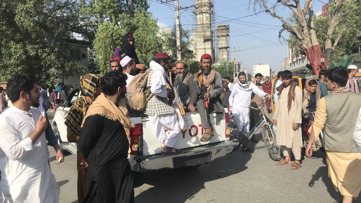 Téměř ve všech větších městech patrolují bojovníci Tálibánu.