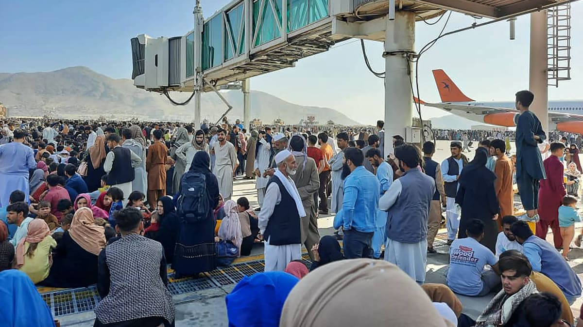 Na letišti v Kábulu se shromáždily tisíce lidí. Snaží se uprchnout ze země.