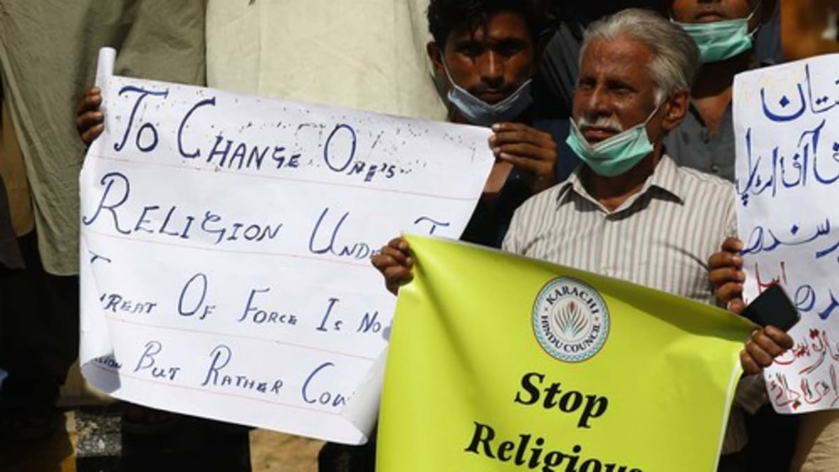 V Pákistánu se konala demonstrace požadující zastavení náboženských útoků v reakci na zničení hinduistického chrámu.