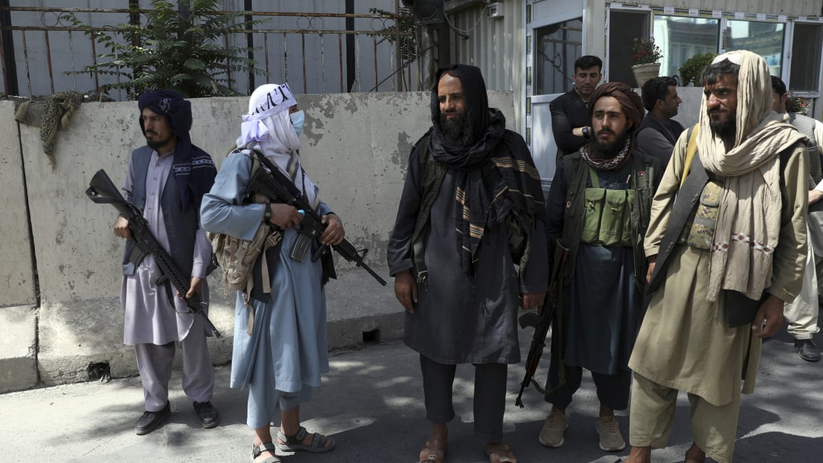 Tálibán prohledává města dům od domu a loví bývalé vládní a armádní pracovníky. Terčem jsou ale i novináři.
