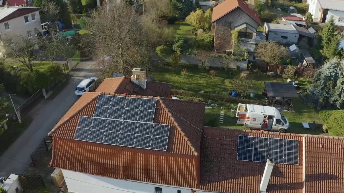 Na střeše jsou už namontovány fotovoltaické panely a u domu nainstalované tepelné čerpadlo
