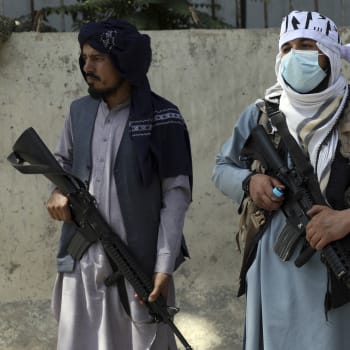 Vojáci z hnutí Tálibán stojí před prezidentským palácem.
