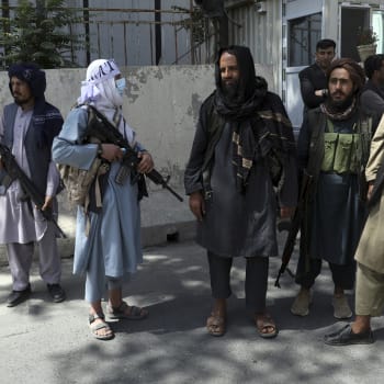 Tálibán prohledává dům od domu a loví bývalé vládní a armádní pracovníky. Terčem jsou ale i novináři.
