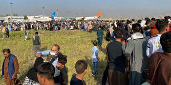 Kábulské letiště zachvátil chaos. Američtí vojáci museli střílet do vzduchu