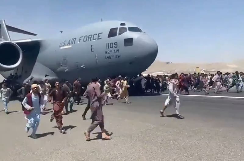 Letiště v hlavním městě Afghánistánu, lidé se do letadel snaží dostat za každou cenu. (zdroj: Twitter)