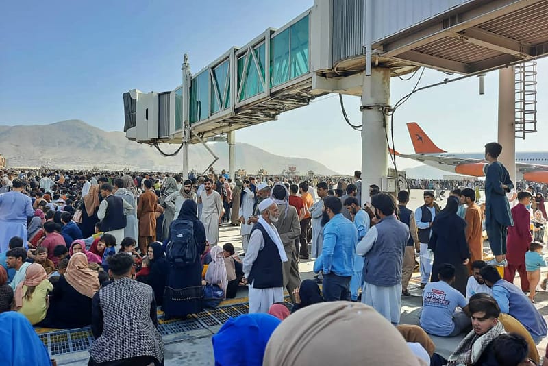 Na letišti v Kábulu se shromáždily tisíce lidí.