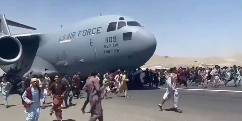 Chaos na letišti v Kábulu