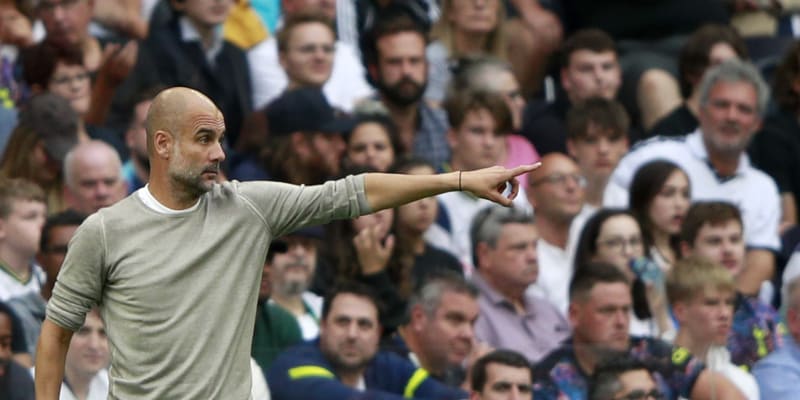 Pep Guardiola diriguje své svěřence v duelu s Tottenhamem.