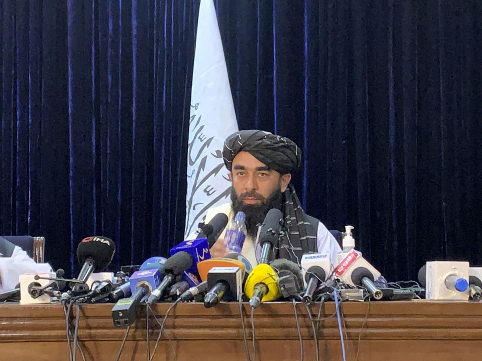Mluvčí Tálibánu Zabíhulláh Mudžáhid vyzval ženy, aby dočasně zůstaly doma.