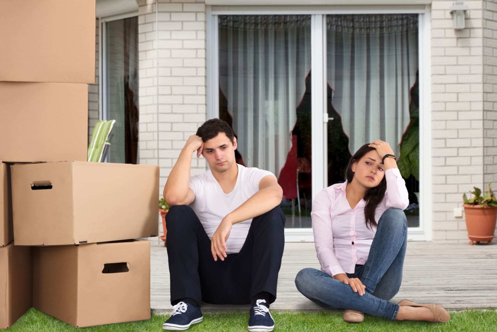 Pro řadu mladých manželských párů se hypoteční úvěr stává stále hůře dostupnou variantou financování pořízení domu nebo bytu.