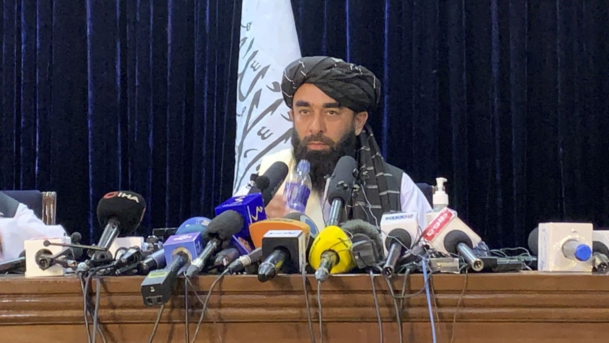 Mluvčí Tálibánu Zabíhulláh Mudžáhid vyzval ženy, aby dočasně zůstaly doma.