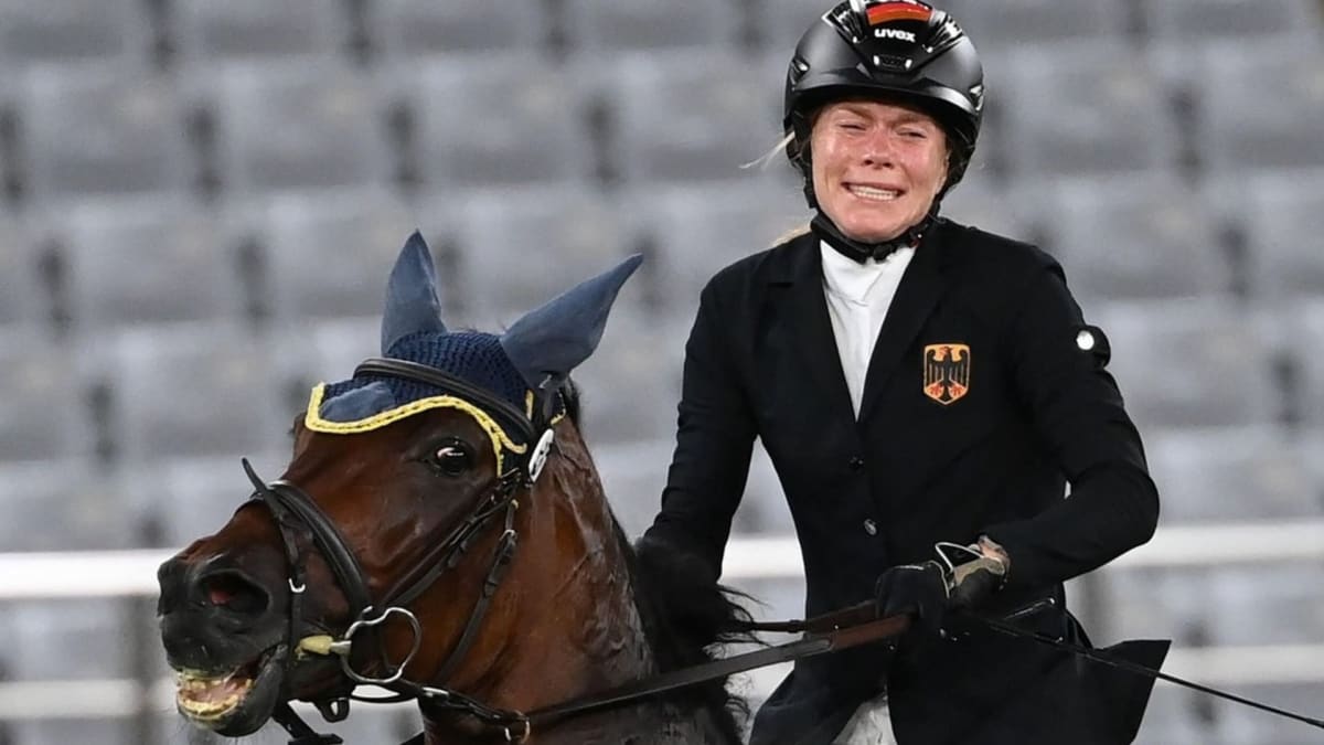 Rozdováděný kůň s pětibojařkou Annikou Schleuovou na olympijských hrách