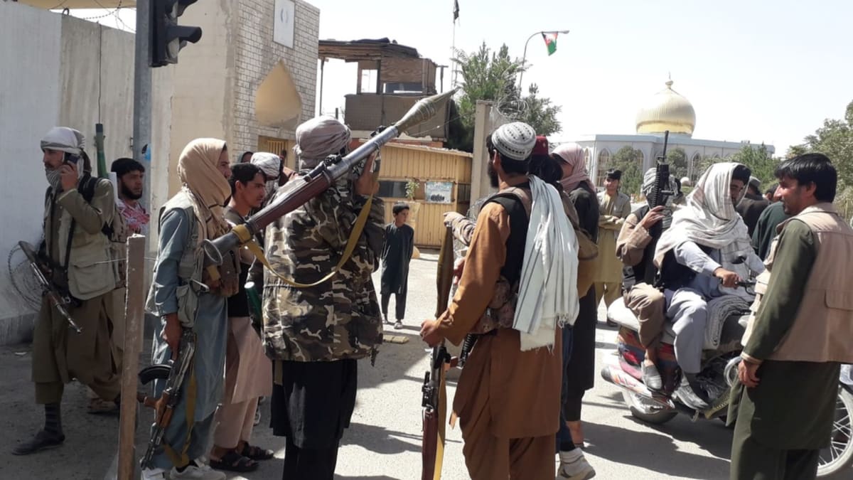 Příslušníci hnutí Tálibán po obsazení města Ghazni.