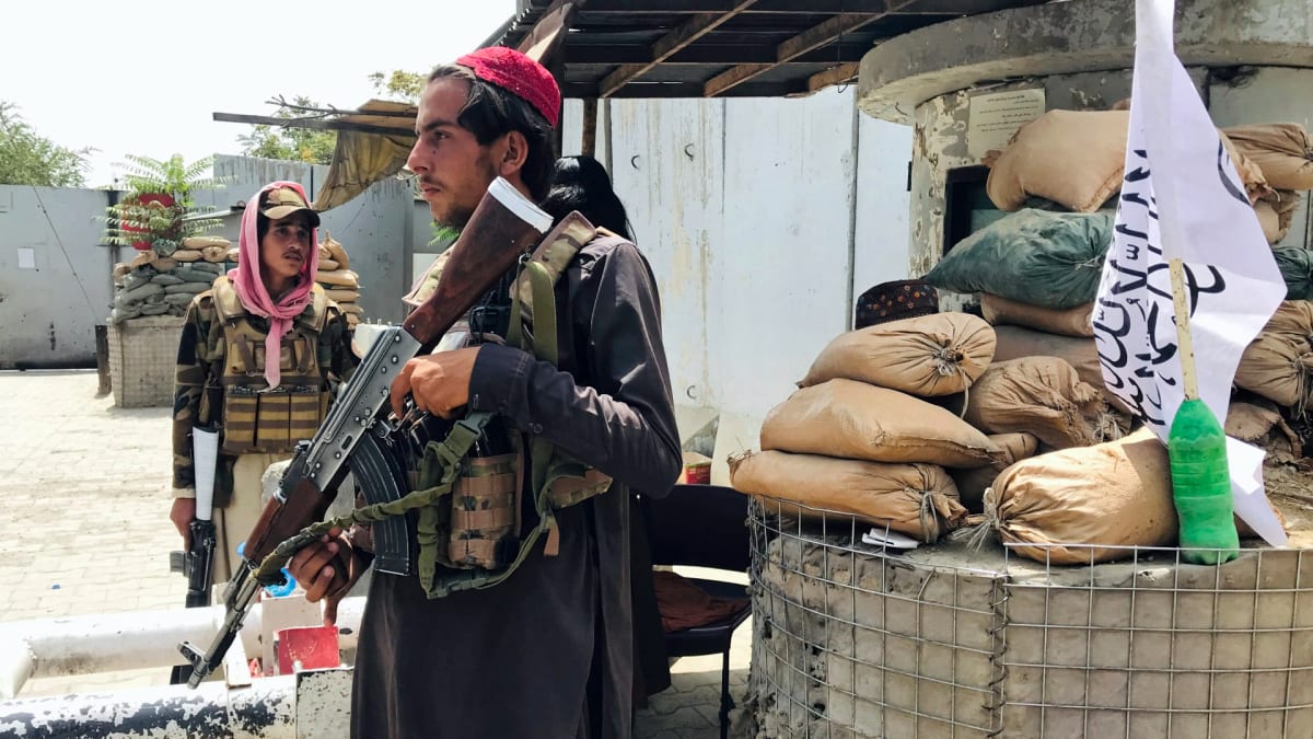 Tálibán kontroluje check-point u americké ambasády v Kábulu.