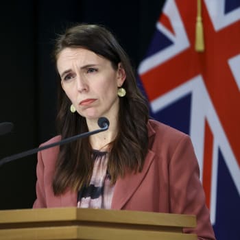 Novozélandská premiérka Jacinda Ardernová na úterní tiskové konferenci oznámila několikadenní lockdown.