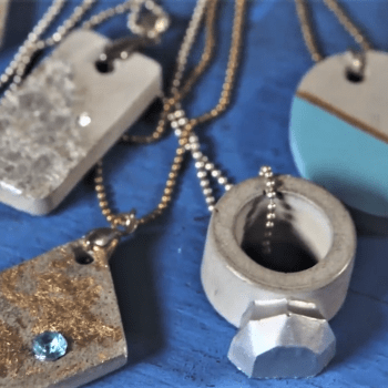 Různé šperky z betonu