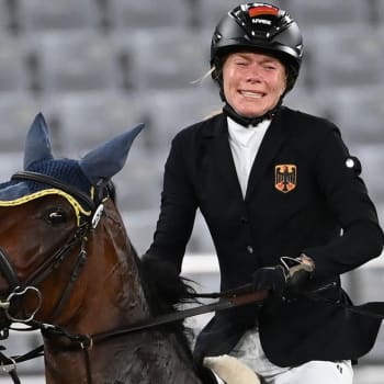 Rozdováděný kůň s pětibojařkou Annikou Schleuovou na olympijských hrách.