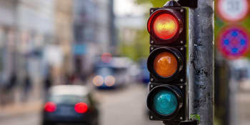 Velká změna v řízení dopravy. Na semaforu by mohla přibýt čtvrtá barva. Co by znamenala?