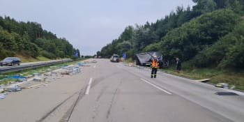Nehoda uzavřela dálnici D5: Osobní auto se srazilo s nákladním, zasahoval i vrtulník