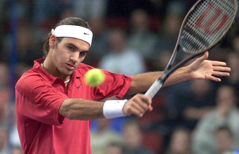 Roger Federer se v profesionálním tenise pohybuje už od roku 1998. Tato fotografie pochází z konce sezony 2000.