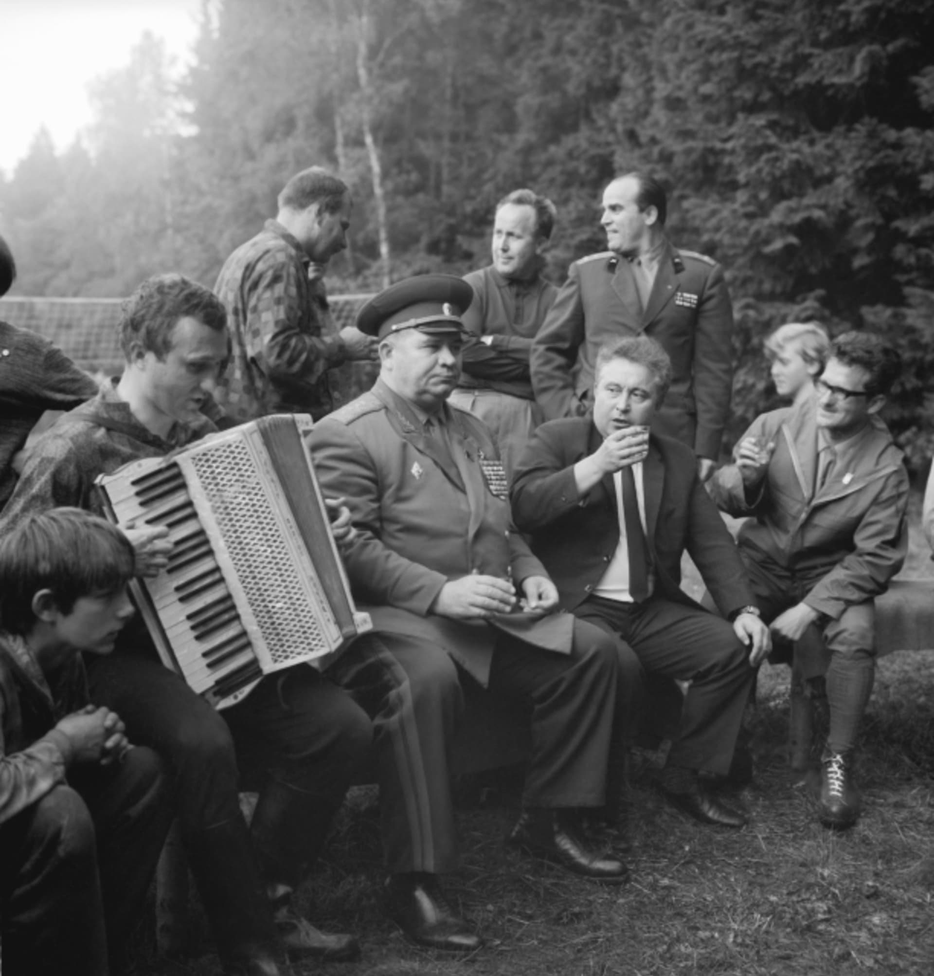 Generál Andrej Lavrentějevič Getman s několika dalšími důstojníky při návštěvě dětského tábora organizovaného Svazarmem u Jindřichova Hradce.