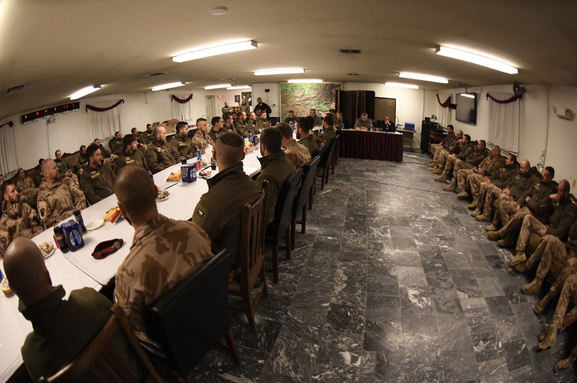 Čeští vojáci v Afghánistánu na spojenecké základně.