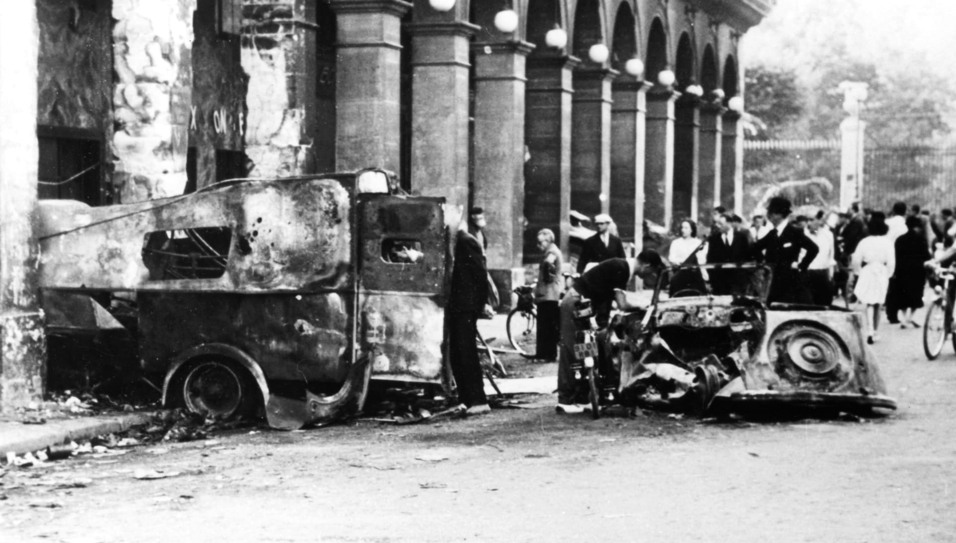 Po bojích mezi Němci a francouzským odbojem v ulici Castiglione zbyla jen ohořelá vozidla.